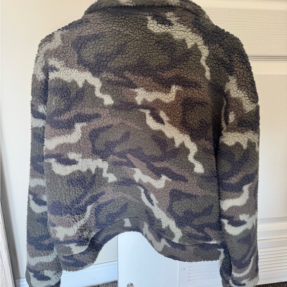 American Eagle Camo Sherpa Jacket - Picture 3 of 3